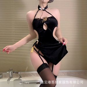 Camisón clásico de terciopelo sexy para chicas de talla grande con bordado de flor de ciruelo, cheongsam con abertura alta que hace que el busto pequeño parezca más grande. - Product Image 4
