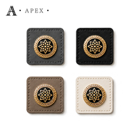 APEX OEM ODM Fabricant d'étiquettes en cuir pour vêtements (hijab, abaya), chapeaux, sacs, foulards, chaussures, et patchs en cuir avec logo métallique