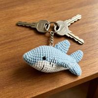 Porte-clés Requin Mignon en Crochet Fait Main, Breloque Animale Marine Tricotée, Requin en Peluche Doux pour Sacs et Clés