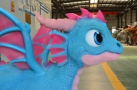 Robot chien Go2, dinosaure grandeur nature, design animatronique personnalisable pour usage intérieur/extérieur, centres commerciaux et spectacles