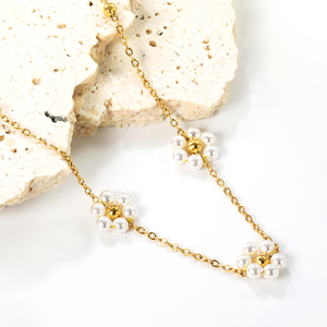 <span class=keywords><strong>Collana</strong></span> Girocollo Delicata con Ciondolo a Fiore Margherita e Perle, in Acciaio Inossidabile Placcato Oro 18K, Gioiello Estivo <span class=keywords><strong>di</strong></span> Tendenza per Donna - Product Image 5