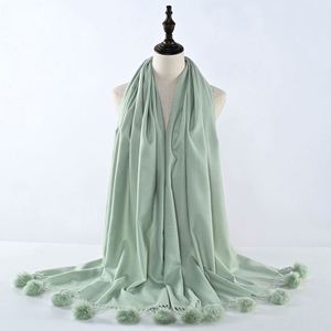 Écharpe longue en laine pashmina unie avec pompons pour femme, idéale pour les activités de plein air en hiver - Product Image 3