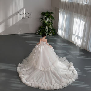 Vestido de Novia de Lujo Gt168 con Manga Larga, Escote Corazón, Espalda Descubierta, Encaje, Flores 3D, Estilo Princesa, Cola Capilla, Largo hasta el Suelo, Moderno - Product Image 4
