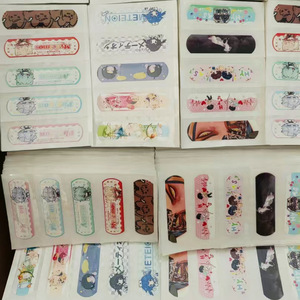 Le fabricant fournit des pansements imperméables à motifs de dessins animés, des pansements personnalisés en PE, portables pour usage domestique, et avec impression de logo. - Product Image 1