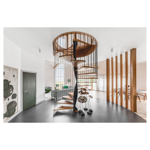 Escaliers en spirale sur mesure avec matériaux mixtes, marches en <span class=keywords><strong>bois</strong></span> massif, poutre en acier noir et balustrade en verre - Product Image 1