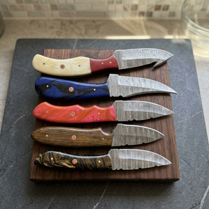 Couteaux Rajput, fabriqués à la main, en acier Damas de qualité industrielle, lame fixe, couteau de chasse/camping/survival, manche en bois, pointe tombante, 23 cm - Product Image 1