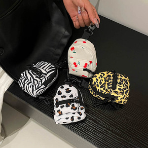 Bolsa Feminina Pequena Transversal de Ombro Único em Tecido, com Pingente Moderno e Elegante de Chaveiro, Mini Batom e Fones de Ouvido, Estilo Niche Simples - Product Image 3