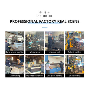 Le mani di raccolta del riso dell'azienda agricola controllano la mietitrice - Product Image 4