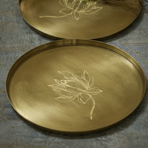 Assiette décorative ovale en métal avec motif de lotus gravé, style chinois traditionnel fait main, motif végétal - Product Image 1