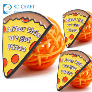 OEM ODM-insignia personalizada con forma de comida, accesorio de metal esmaltado, marca <span class=keywords><strong>dominos</strong></span>, para solapa de pizza, para la venta - Product Image 1