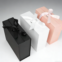 Scatola Regalo Rigida Personalizzabile per Scarpe e Abbigliamento, in Cartone Grigio Riciclabile, Laminazione Opaca, Chiusura con Nastro, Personalizzabile di Alta Qualità