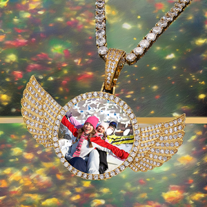 จี้รูปปีกนางฟ้าเล็กประดับเพชรโมอิสซาไนต์ชุบทองคำขาว 925 ยี่ห้อ NUOYA Hip Hop Ice  รับทำตามแบบ พร้อมรับรับรูปภาพ ผ่านการทดสอบเพชร ได้รับการรับรองจาก GRA - Product Image 2