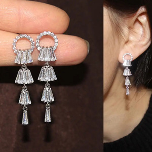 Eleganti Orecchini Lunghi a Forma di Mughetto per Donne, Accessori per Orecchie Dolci da Indossare Ogni Giorno - Product Image 1
