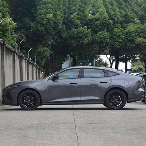 Changan UN-V 1.5T Berline, design intérieur sombre, configuration écran tactile, configuration 5 places, freinage à <span class=keywords><strong>disque</strong></span> avant et arrière - Product Image 2