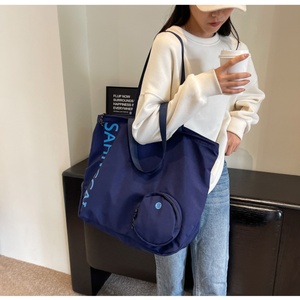 <span class=keywords><strong>Nunca</strong></span> más pierdas tus auriculares con esta bolsa de mano para auriculares, una bolsa de nailon duradera y una espaciosa bolsa de mano grande. - Product Image 2