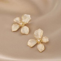 Anting-anting Mutiara Bunga Desainer Mewah untuk Wanita, Perhiasan Anting-anting Perak S925 Unik dan Elegan dengan Desain Tidak Beraturan