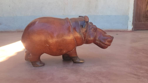 Escultura Tribal Africana Tallada a Mano en Madera Natural, Figura Decorativa para Hogar, Oficina u Hotel - Product Image 5