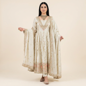Ensemble de costume de mariage indien pakistanais traditionnel en soie crème pour femme, coupe ample, brodé, longueur cheville, toutes saisons - Product Image 1