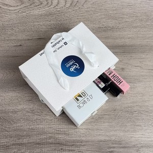 Bolsas de Papel Blancas Premium para Compras - Empaque Impreso a Color Personalizado para Regalos de Lujo y Mercancía de Marca - Product Image 1