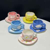 Tasse à café et soucoupe en céramique irrégulière peinte à la main, motif ciel bleu et nuages blancs, couleur sous-glaçure, façonnée à la main