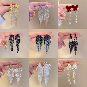 Boucles d'oreilles pendantes de luxe vintage pour femme, en alliage, avec strass, perles et fleurs à longues pampilles, style mode haut de gamme - Product Image 1