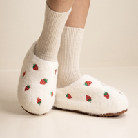 Pantoufles en feutre de laine blanches pour femmes avec logo personnalisé, broderie de fraises et semelle épaisse antidérapante pour un usage intérieur à la maison