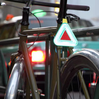 Pendentif réfléchissant triangulaire certifié CE EN 13356 pour selle de vélo, haute visibilité, avertissement de sécurité nocturne, avec logo personnalisé