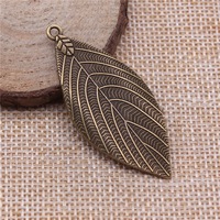 Pendentif en alliage de zinc bronze antique motif feuille à veinage chevrons 50x22mm pour décoration de table de mariage d'automne