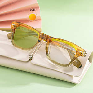 Lunettes de soleil photochromiques ZT-99317 pour femmes, UV400, monture en plastique et métal, forme carrée, petite taille, protection solaire classe 2. - Product Image 1