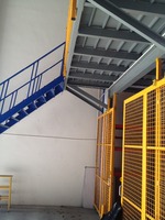 Étagère de mezzanine robuste en acier avec 2 ou 5 niveaux, durable et thermolaquée pour le stockage en entrepôt