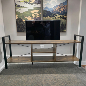 モダンな木製パネルテレビスタンド、55/60インチ対応、オープンシェルフ、メディアコンソール、リビングルーム用テレビユニット、アンティーク調グレー - Product Image 1