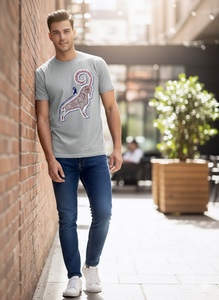 Camiseta de manga corta y cuello redondo, hecha de tela TC n.º 34S/J, 150-160 g/m², en color gris, con un diseño estampado en la parte delantera. (82 gris) - Product Image 2