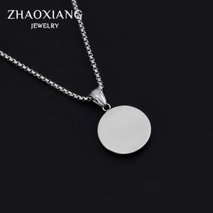 Collier tendance personnalisé en acier inoxydable avec pendentif religieux rond gravé, accessoires féministes et rétro pour hommes - Product Image 6