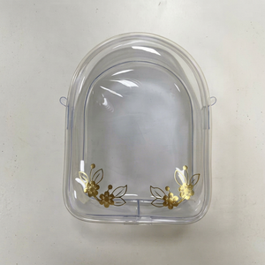 Boîte cosmétique transparente en PVC rigide en forme de sac à dos, imprimée sur mesure avec motif floral doré, avec boucle de suspension latérale - Product Image 1