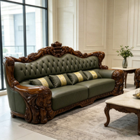 Ensemble de canapés de style manoir européen vintage en cuir capitonné olive, structure en fibre de verre sculptée en noyer foncé avec table basse en marbre