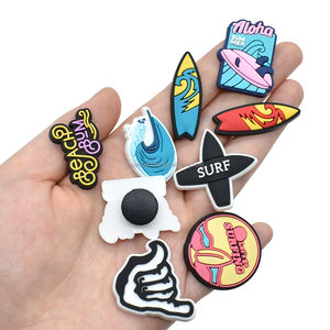 Venta al por mayor <span class=keywords><strong>Aloha</strong></span> Sea Beach <span class=keywords><strong>Surf</strong></span> encanto promoción regalo dibujos animados playa fiesta zapato decoración accesorio amor <span class=keywords><strong>surf</strong></span> zuecos zapatos encantos - Product Image 3