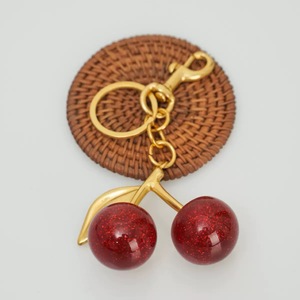 Breloque de sac de luxe en <span class=keywords><strong>résine</strong></span> cerise, pendentif doré, accessoires de décoration suspendus, <span class=keywords><strong>porte</strong></span>-clés en métal cerise avec cristal rouge - Product Image 6