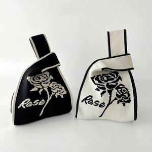 Sac à main en tricot noir et blanc rose, conçu par des designers coréens, petit sac à main fait main, sac fourre-tout en crochet pour femmes - Product Image 1