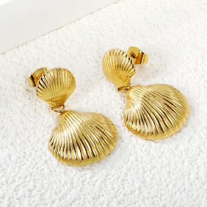 Pendientes con forma de corazón chapados en oro, aleación de zinc, diseño de lazo con corazón pequeño para mujer, joyería de moda - Product Image 4