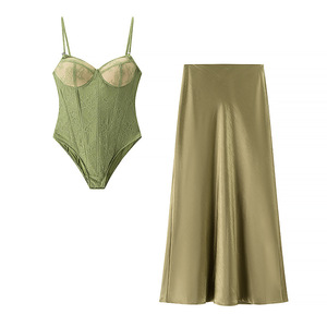 Completo Set Estivo da <span class=keywords><strong>Donna</strong></span>: Top Halter in Pizzo Sexy e Gonna in Raso - Nuova Collezione Moda all'Ingrosso - <span class=keywords><strong>Abbigliamento</strong></span> Eco-Friendly - Product Image 5