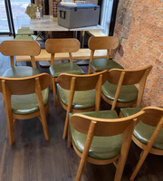 Tables à manger en bois 4 places de conception occidentale japonaise Chaises pour l'extérieur Hôtel Utilisation pour les cafés Fast Food Burger Restaurants