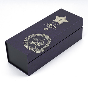 Caja Magnética Rígida Morada de Lujo con Logotipo Personalizado en Lámina Dorada e Inserto de Cartulina Blanca Impresa para Empaque de Botellas de Vino o Vidrio - Product Image 2