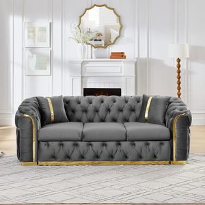 Divano Chesterfield in Velluto <span class=keywords><strong>Grigio</strong></span> 230 cm, Tre Posti con Lavorazione Trapuntata <span class=keywords><strong>e</strong></span> Dettagli Dorati, 2 Cuscini, Elegante <span class=keywords><strong>Arredamento</strong></span> per Soggiorno <span class=keywords><strong>e</strong></span> Appartamento - Product Image 1