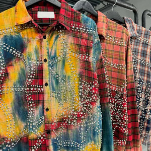 Camicia da <span class=keywords><strong>uomo</strong></span> vintage effetto sbiadito con <span class=keywords><strong>collo</strong></span> a revers, a quadri, a maniche lunghe in flanella con borchie in strass, stile streetwear - Product Image 2