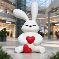 Grande sculpture de lapin en fibre de verre avec cœur rouge, statue de lapin en PRV pour extérieur, jardin, centre commercial, animal en fibre de verre