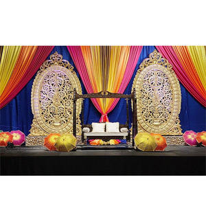 Panneaux de scène Sangeet de mariage musulman de concepteur avec cadres arrière ovales, configuration spéciale de cadre arrière en or pour les décorations de mariage Mehndi - Product Image 1