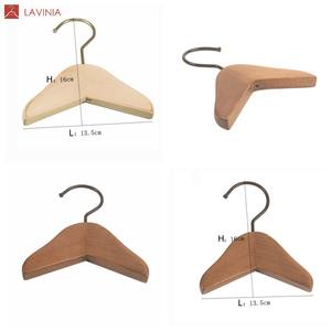 Cintres modernes en bois de petite taille Lavinia pour chats, chiens et lapins, avec crochets et rails en acier inoxydable, spécialement conçus pour les poupées et animaux de compagnie. - Product Image 4