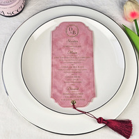 Carte de menu de mariage personnalisée en velours rose avec impression dorée, élégante pour banquet, réception, dîner, avec pompon