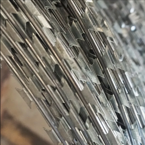 Clous anti-escalade en gros / Bobines de fil barbelé / Grillage en acier inoxydable galvanisé avec revêtement PVC certifié ISO9001 - Product Image 3