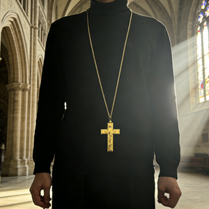Ciondolo Croce Cristiana HT in Metallo Placcato Oro con Incisione 3D, Gioiello Liturgico per Sacerdoti con Catena - Product Image 5
